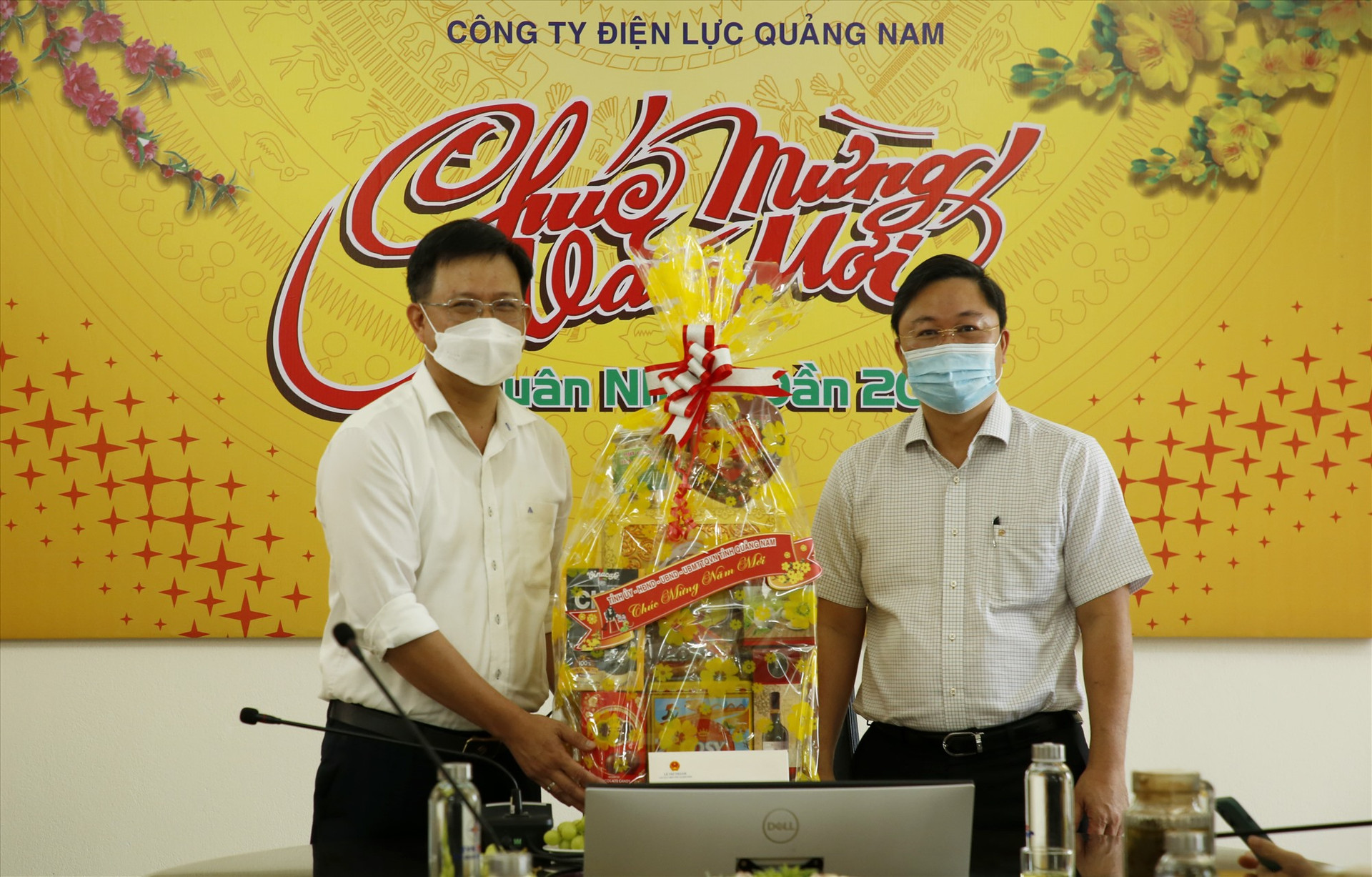 Đồng chí Lê Trí Thanh tặng quà tết cho đại diện công ty Điện lực Quảng Nam.