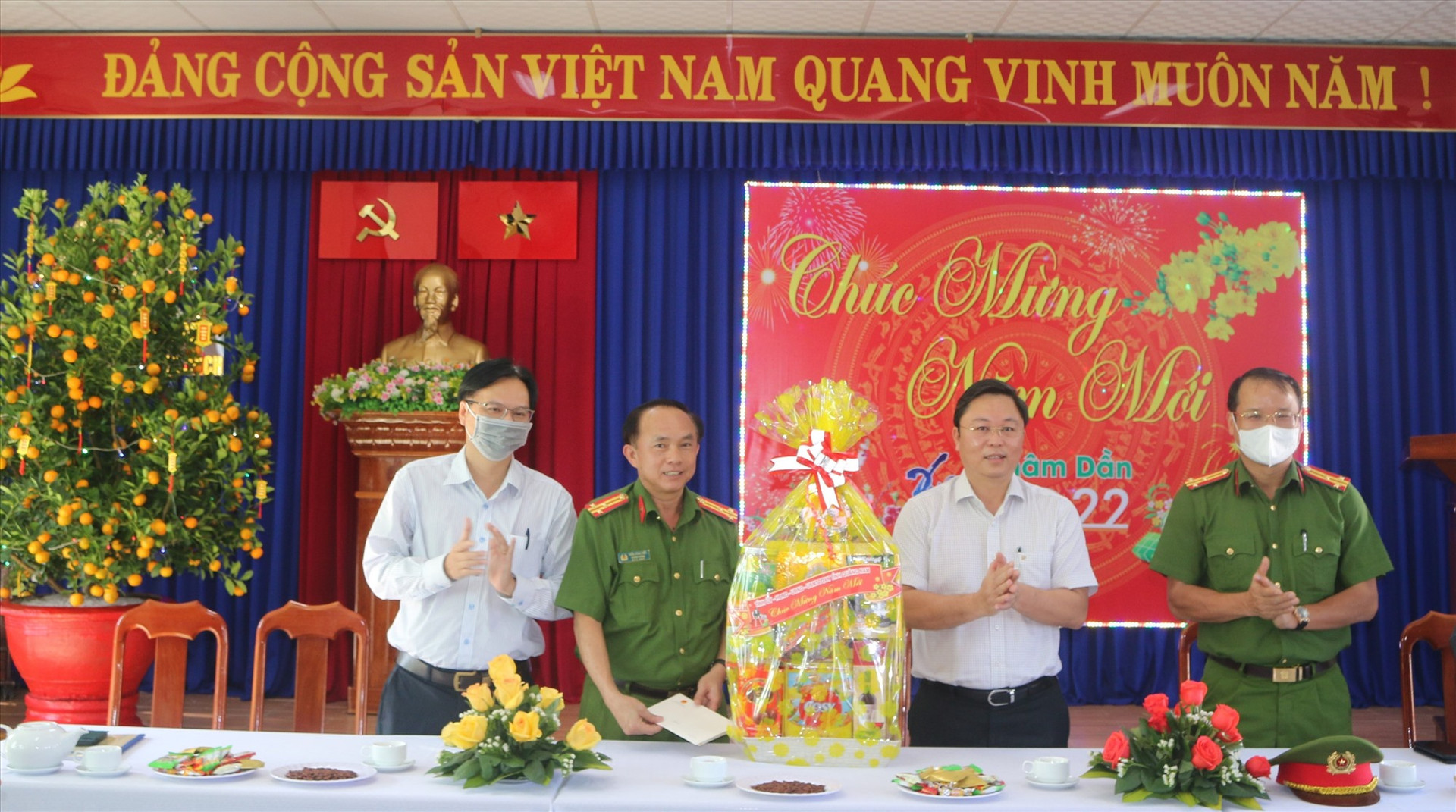 Chủ tịch UBND tỉnh Lê Trí Thanh thăm, tặng quà cho tập thể lãnh đạo, cán bộ chiến sĩ Phòng Cảnh sát PCCC&CNCH.