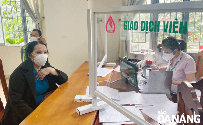 Ngân hàng Chính sách xã hội đang khảo sát nhu cầu của các hộ từng nuôi cá lồng bè để kịp thời hỗ trợ vay vốn. Trong ảnh: Phiên giao dịch của Phòng giao dịch Ngân hàng Chính sách xã hội quận Sơn Trà với các hộ dân tại phường Nại Hiên Đông ngày 18-1. Ảnh: M.QUẾ