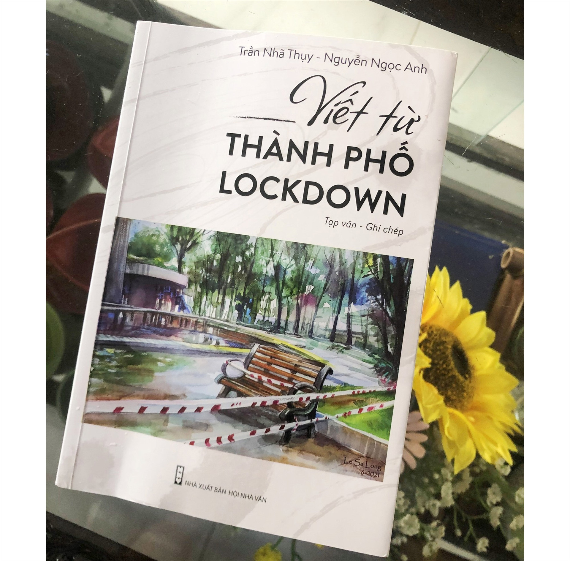 Bìa tập sách “Viết từ thành phố lockdown“.