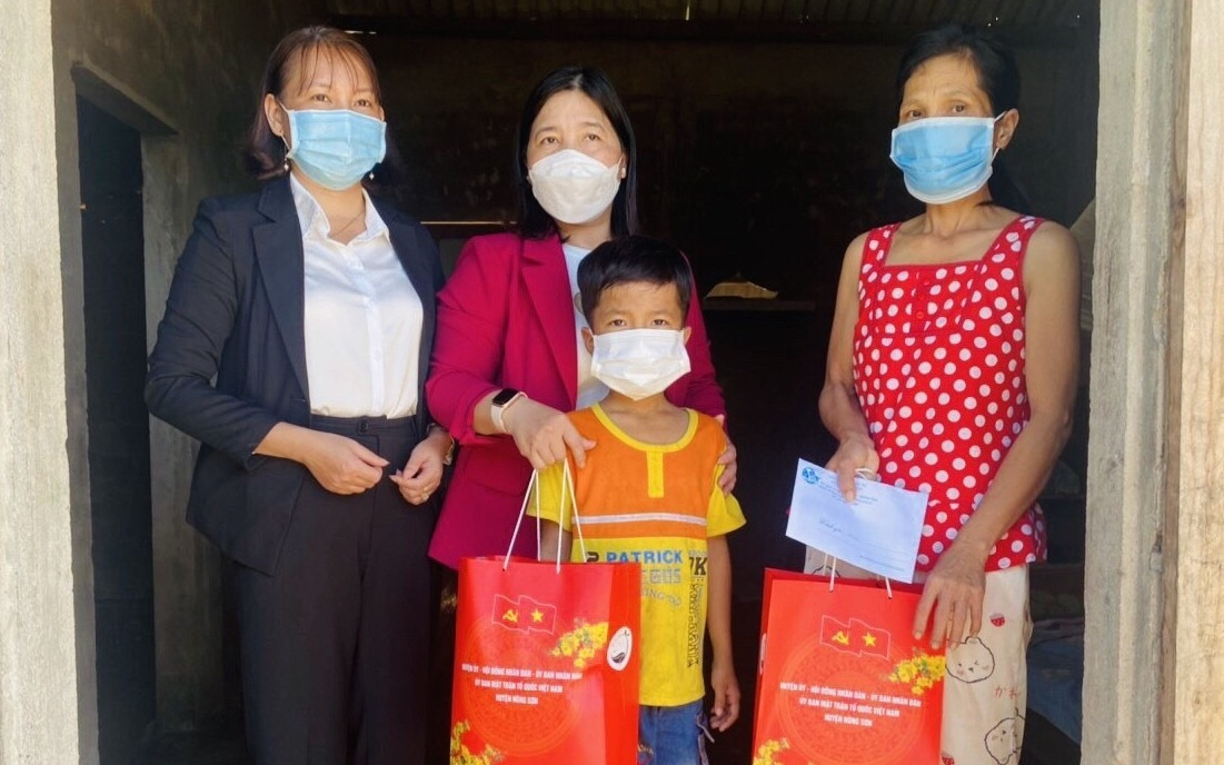 Lãnh đạo huyện Nông Sơn đến thăm, trao quà tết cho trẻ em mồ côi ở xã Phước Ninh. Ảnh: LÊ THÔNG