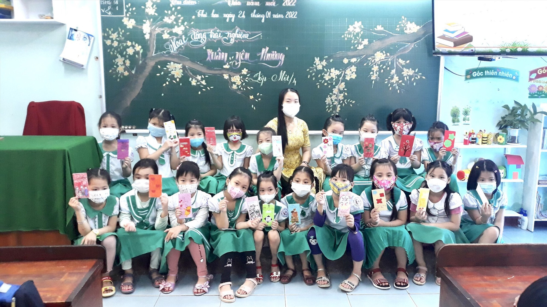 Học sinh Trường Tiểu học Nguyễn Văn Trỗi (Tam Kỳ) trải nghiệm hoạt động Xuân yêu thương.