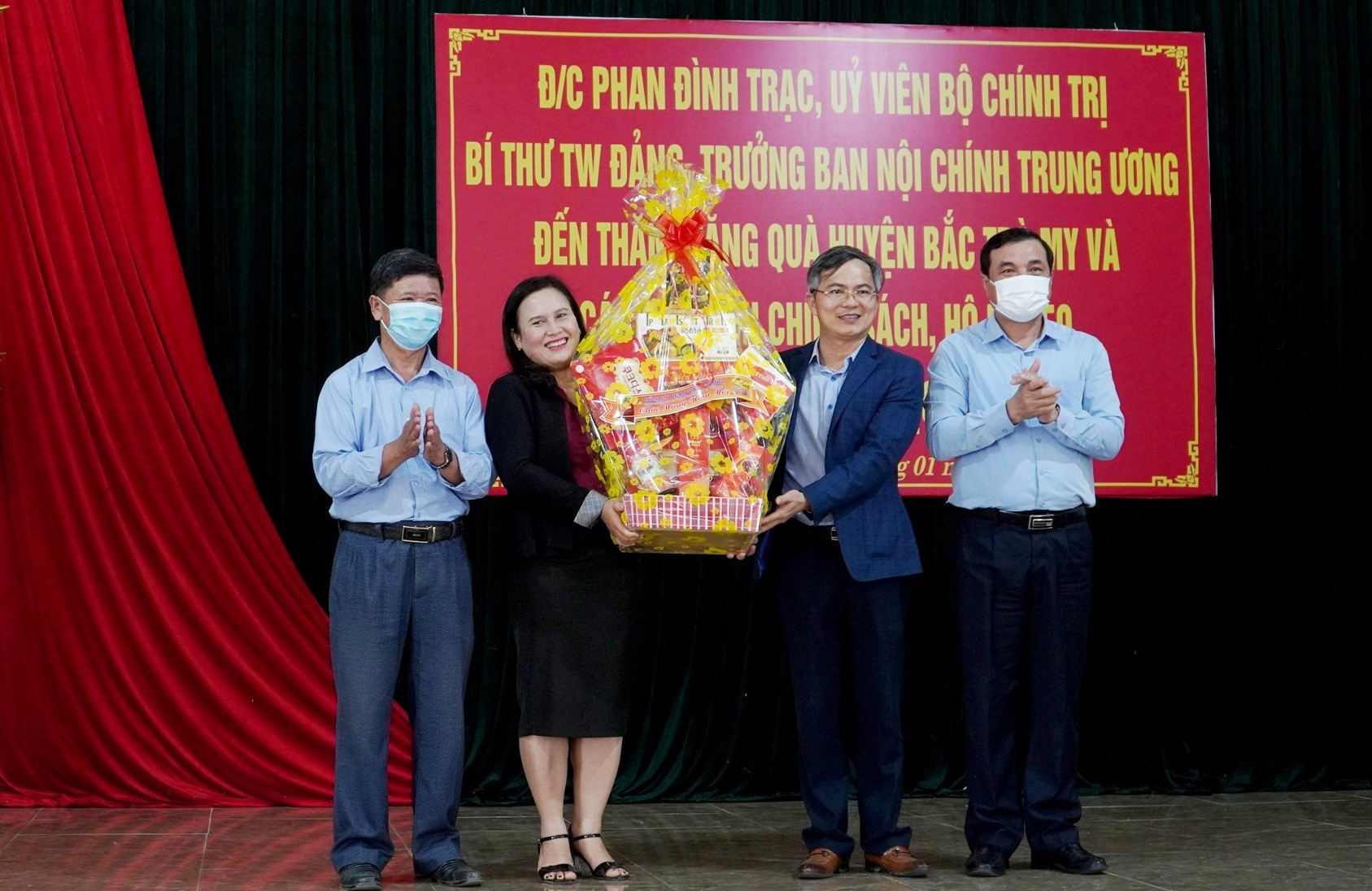 Dịp này, Bí thư Tỉnh ủy Phan Việt Cường cũng tặng quà tết cho lãnh đạo huyện Bắc Trà My. Ảnh: HỒ QUÂN