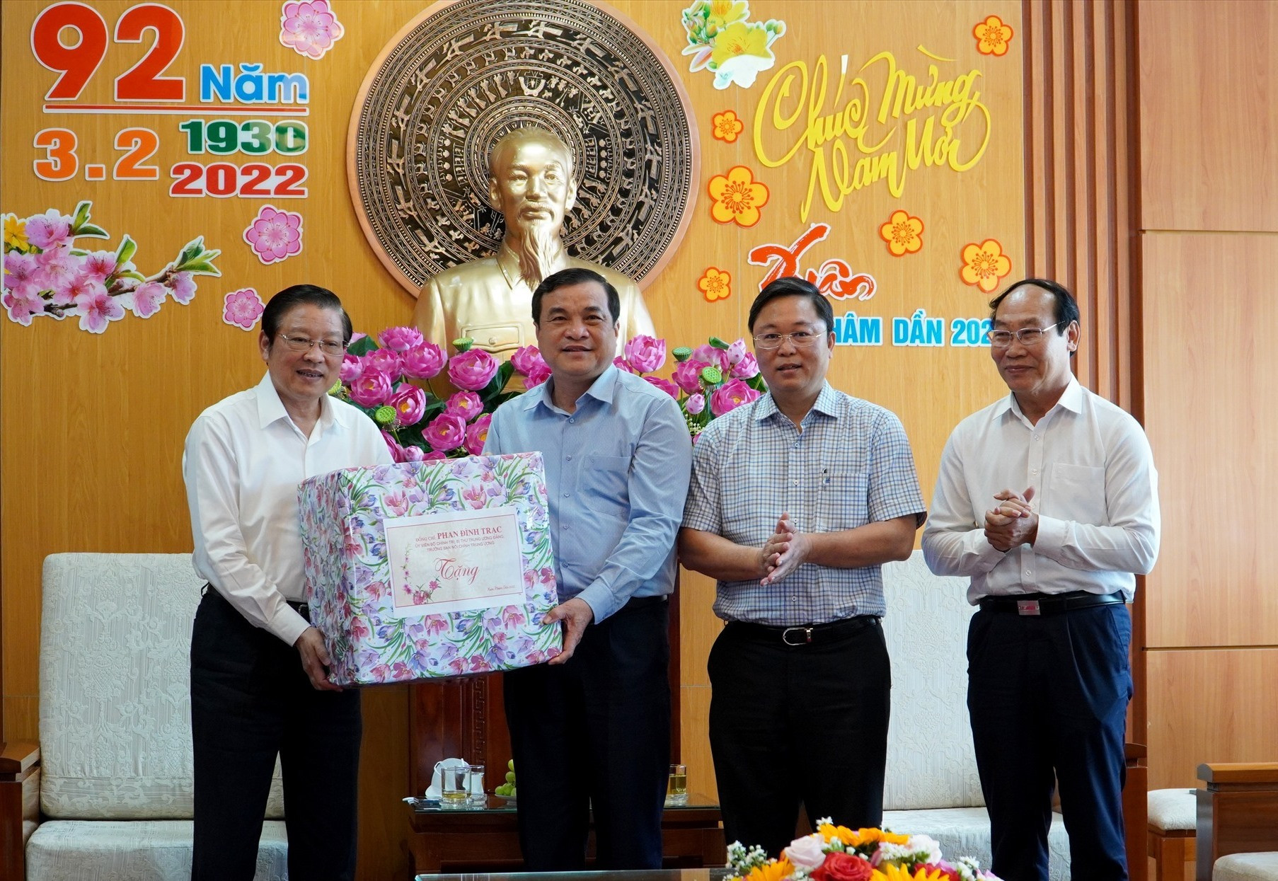 Đồng chí Phan Đình Trạc chúc tết cho lãnh đạo tỉnh Quảng Nam. Ảnh: HỒ QUÂN