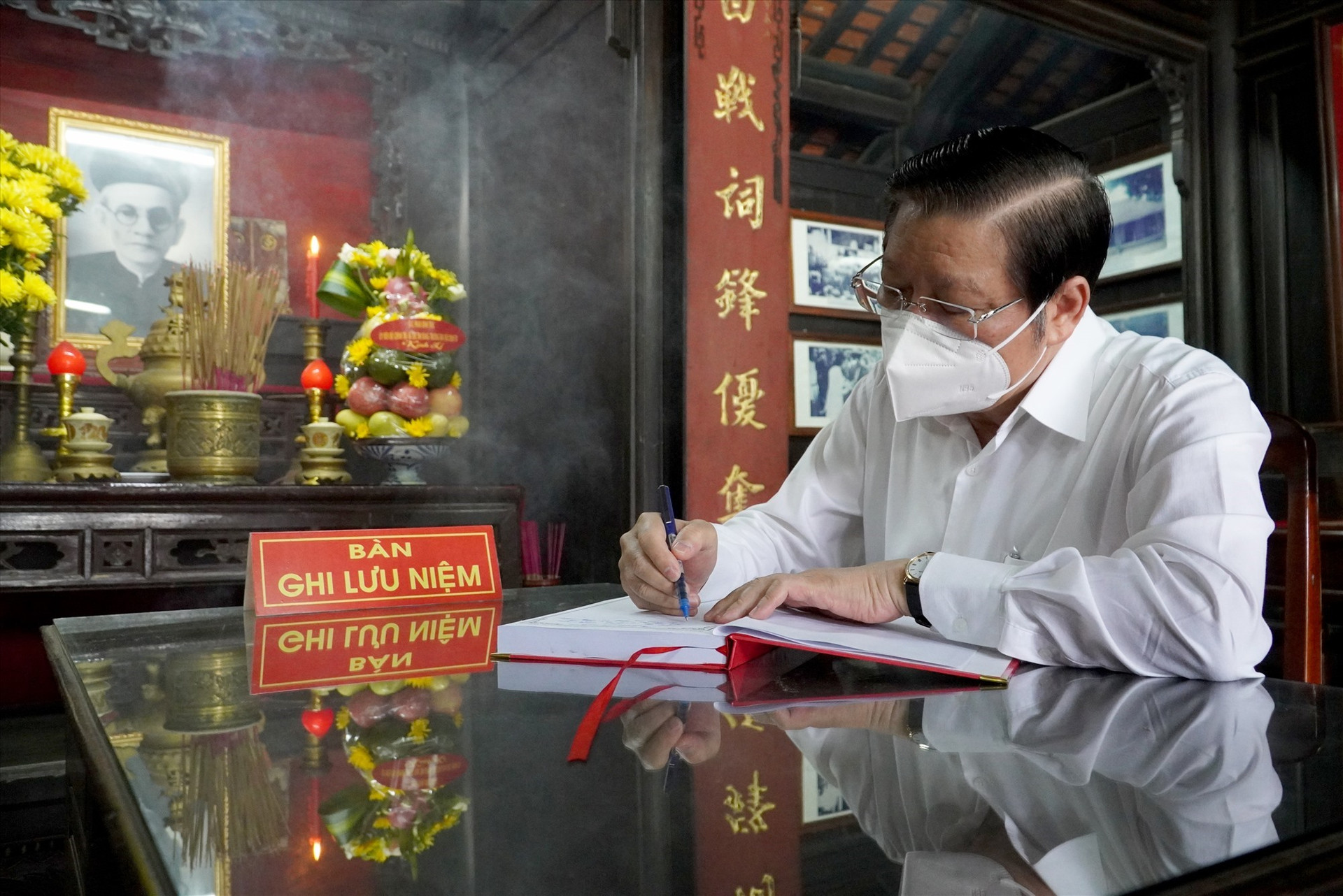 Đồng chí Phan Đình Trạc ghi vào sổ lưu niệm tại Nhà lưu niệm Cụ Huỳnh Thúc Kháng. Ảnh: HỒ QUÂN