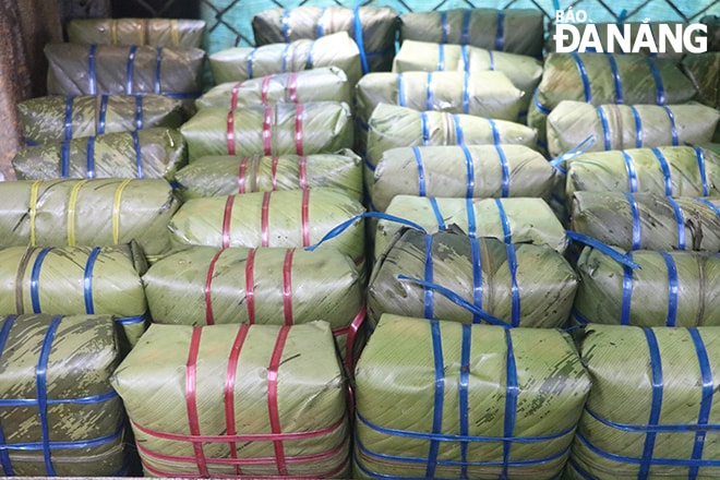 Giá bánh chưng dao động từ 60.000 - 110.000 đồng/cái với kích thước 15x15 cm, bánh tét có giá từ 60.000 - 100.000 đồng/cái nặng khoảng 1,2 kg.