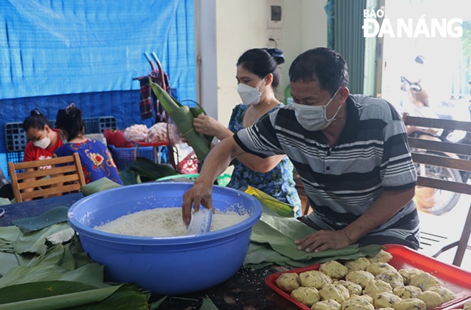 Cơ sở bánh chưng, bánh tét của bà Lê Thị Bích Liễu tất bật vào mùa với khoảng 3.000 cái bánh