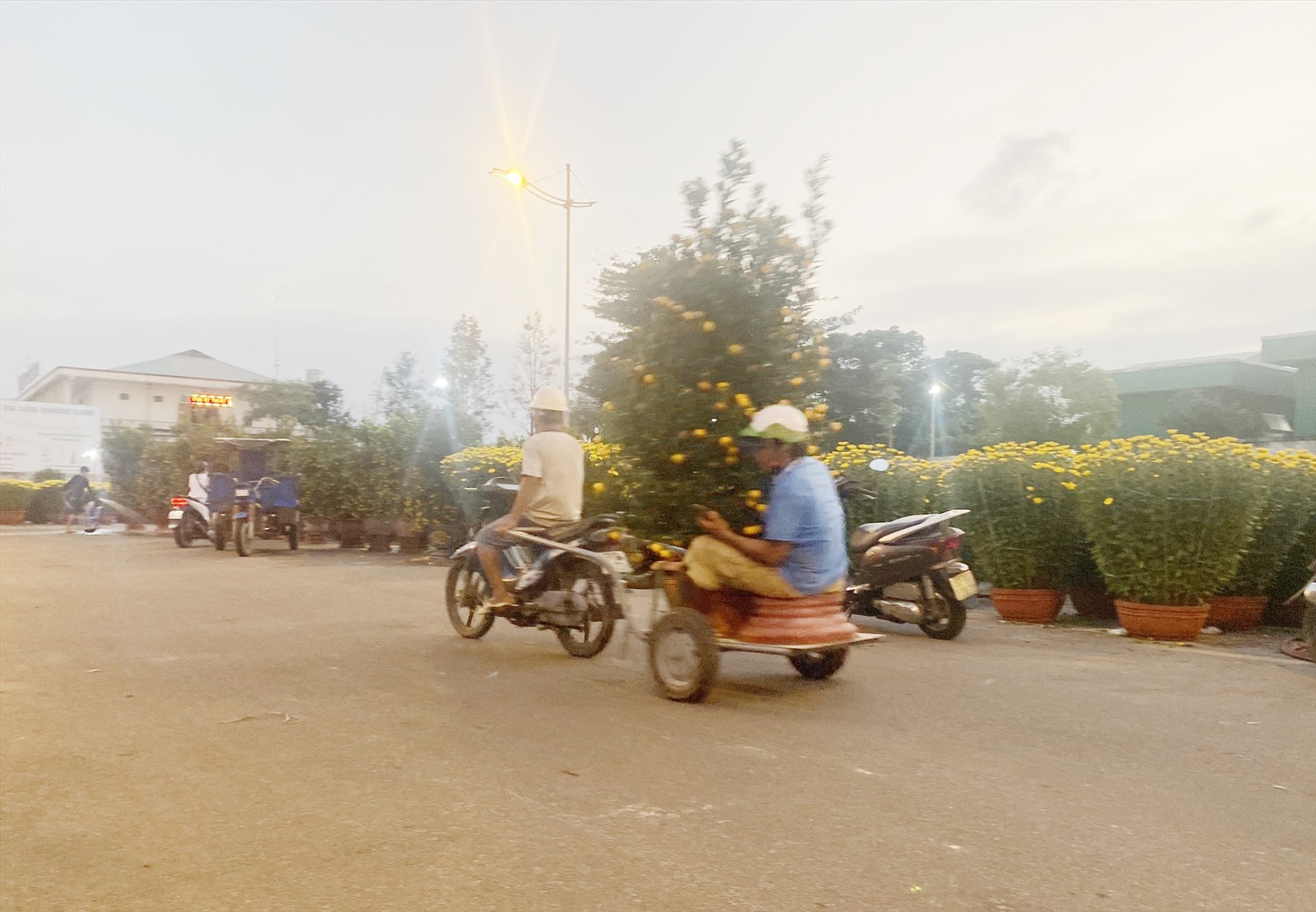 Vì vậy, nơi đây tập trung khá đông đội dịch vụ chở thuê. Họ đa số là những chú thợ xây, chú cơ khí, chú chở hàng… ở quanh TP.Tam Kỳ, huyện Núi Thành và huyện Phú Ninh…