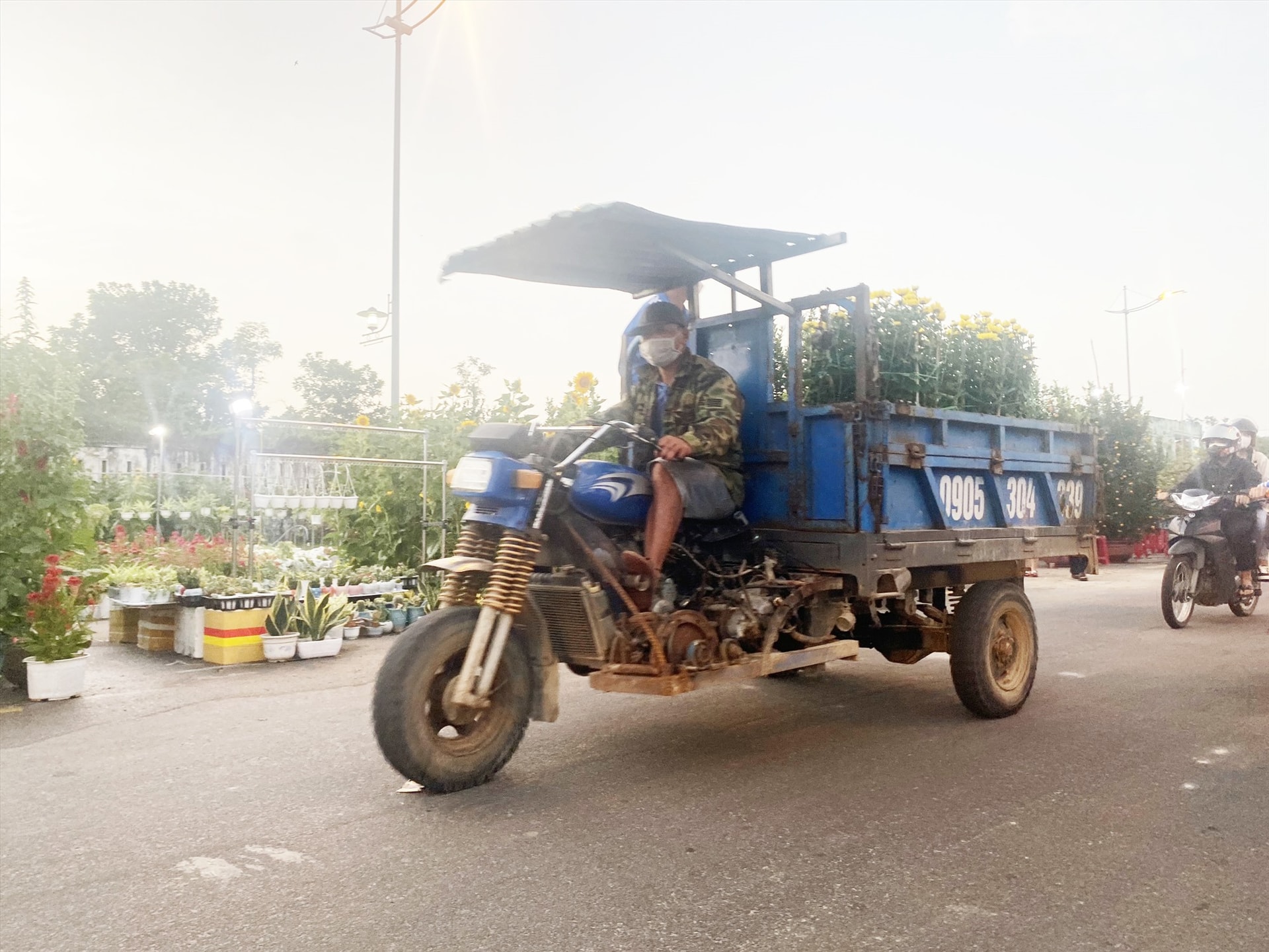 Với hơn 5 năm làm nghề chở cây cảnh, ông Trần Minh Hiệp (phường An Mỹ) cho biết: “Do số lượng xe kéo hoạt động đông nên tính cạnh tranh cũng cao nên người làm nghề này đòi hỏi phải nhanh tay, nhanh mắt mới kiếm mối được. Nhiều lúc,  làm tốt thì còn được khách hàng thêm cho ít tiền nữa”.