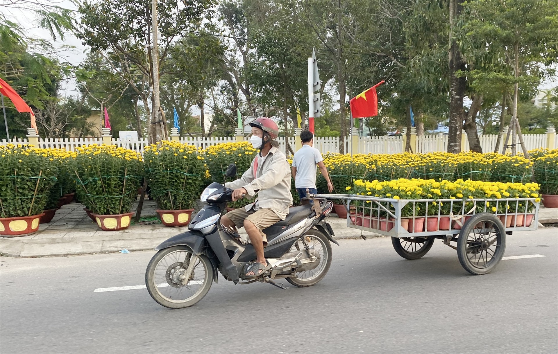 Dù công việc vất vả, nhưng với những người làm nghề vận chuyển hoa, cây cảnh tết, đây là mùa làm ăn để kiếm thêm thu nhập cho gia đình dịp cuối năm.