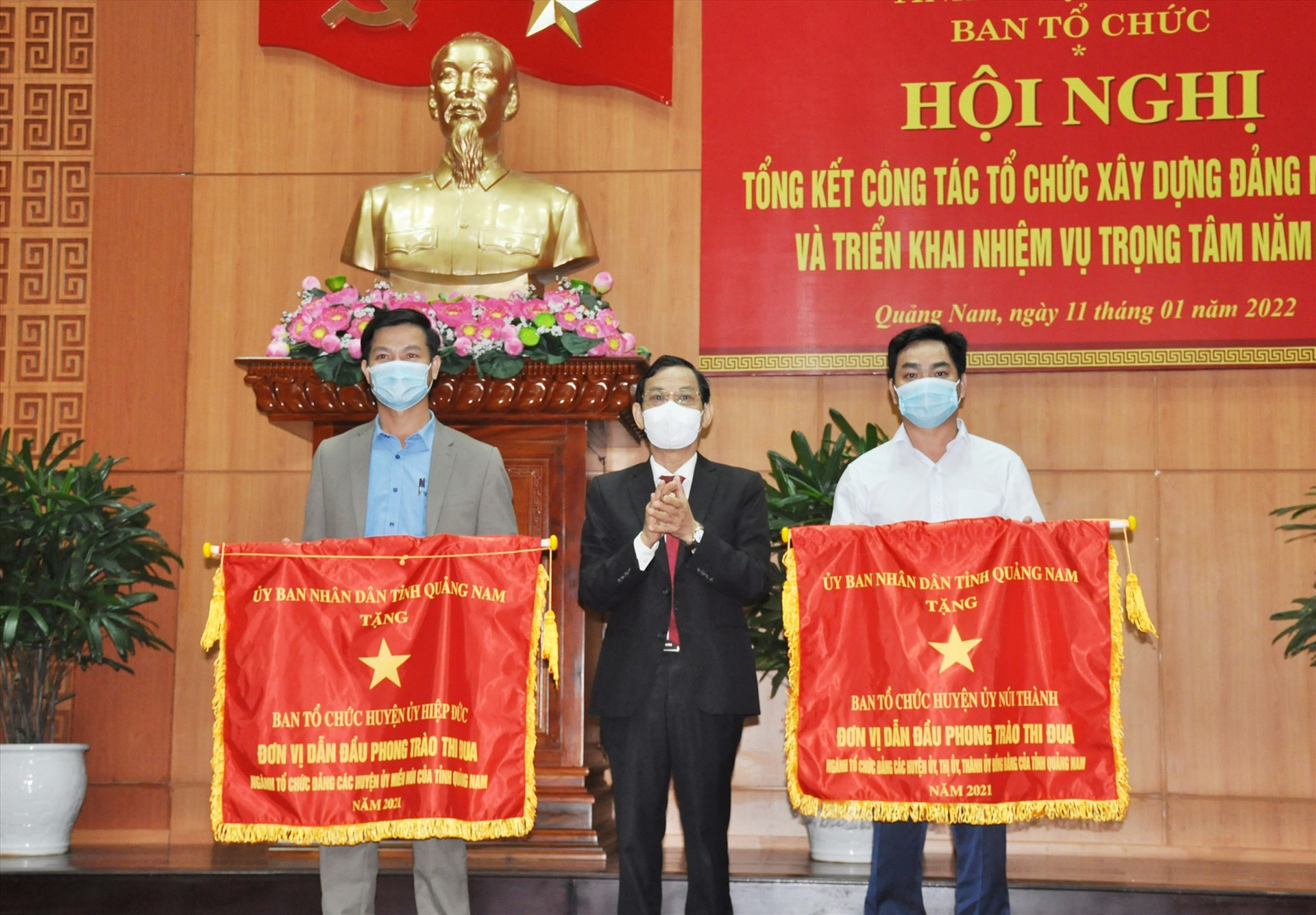 Trưởng ban Tổ chức Tỉnh ủy Nguyễn Chín trao tặng Cờ thi đua xuất sắc năm 2021 cho Ban Tổ chức Huyện ủy Núi Thành và Hiệp Đức. Ảnh: N.Đ