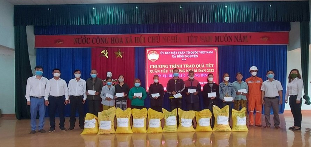 Chi nhánh Điện lực Thăng Bình trao quà tết cho người nghèo tại xã Bình Nguyên.