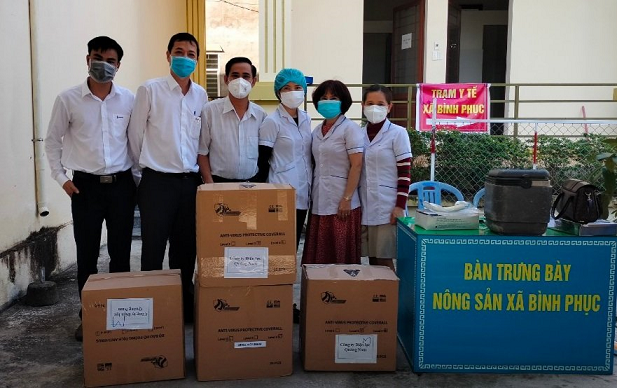 Chi nhánh Điện Thăng Bình trao trang thiết bị y tế cho các trạm y tế cơ sở xã của huyện Thăng Bình, góp phần tham gia tốt công tác phòng chống dịch dịp tết.