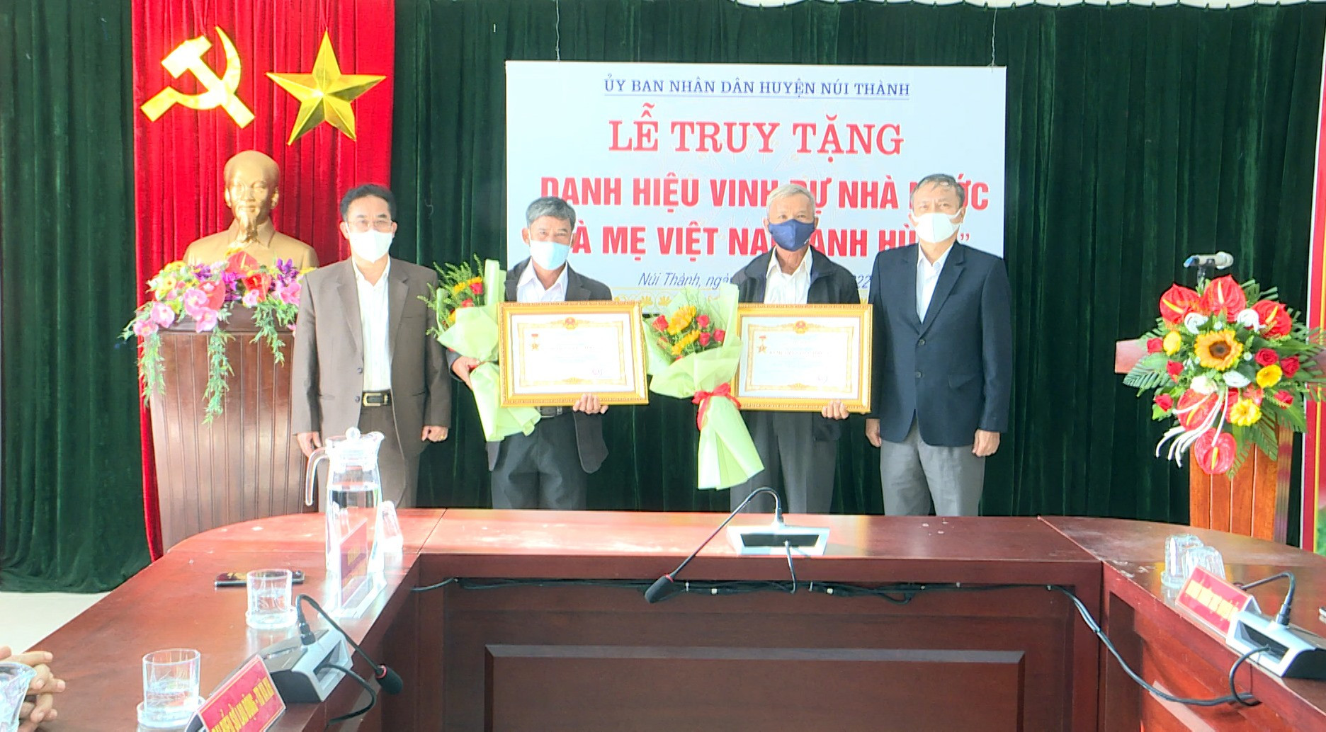 Huyện Núi Thành truy tặng danh hiêu vinh dự nhà nước Bà mẹ Việt Nam anh hùng. Ảnh: VĂN PHIN