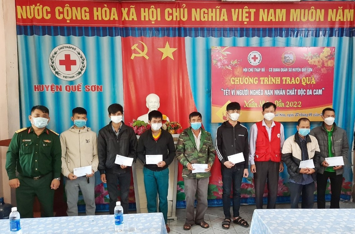 Trao quà tết cho người khó khăn của huyện Quế Sơn. ảnh DT