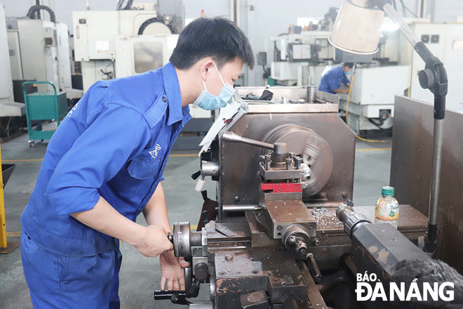 Những ngày cận Tết, không khí sản xuất diễn ra sôi nổi ở nhiều doanh nghiệp. Trong ảnh: Hoạt động sản xuất tại Công ty TNHH Thương mại, dịch vụ và sản xuất Huỳnh Đức . Ảnh: KHÁNH HÒA