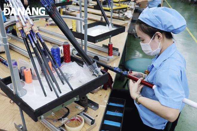 Những ngày cận Tết, không khí sản xuất diễn ra sôi nổi ở nhiều doanh nghiệp. Trong ảnh: Công nhân làm việc tại Công ty TNHH Daiwa Việt Nam, Khu Công nghiệp Hòa Khánh, quận Liên Chiểu. Ảnh: KHÁNH HÒA