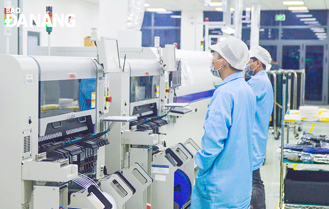 Các dự án có vốn đầu tư hàng triệu USD đi vào hoạt động sản xuất góp phần phát triển kinh tế thành phố. Trong ảnh: Dây chuyền lắp ráp, sản xuất các sản phẩm điện tử, mạch điện tử thuộc dự án công nghệ SMT tại Nhà máy Trungnam EMS (Khu Công nghệ cao). Ảnh: KHÁNH HÒA