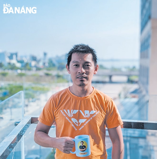Anh Bùi Ngọc Vinh có hơn 10 năm kinh nghiệm làm việc trong lĩnh vực xuất khẩu phần mềm. Ảnh: QUỲNH TRANG