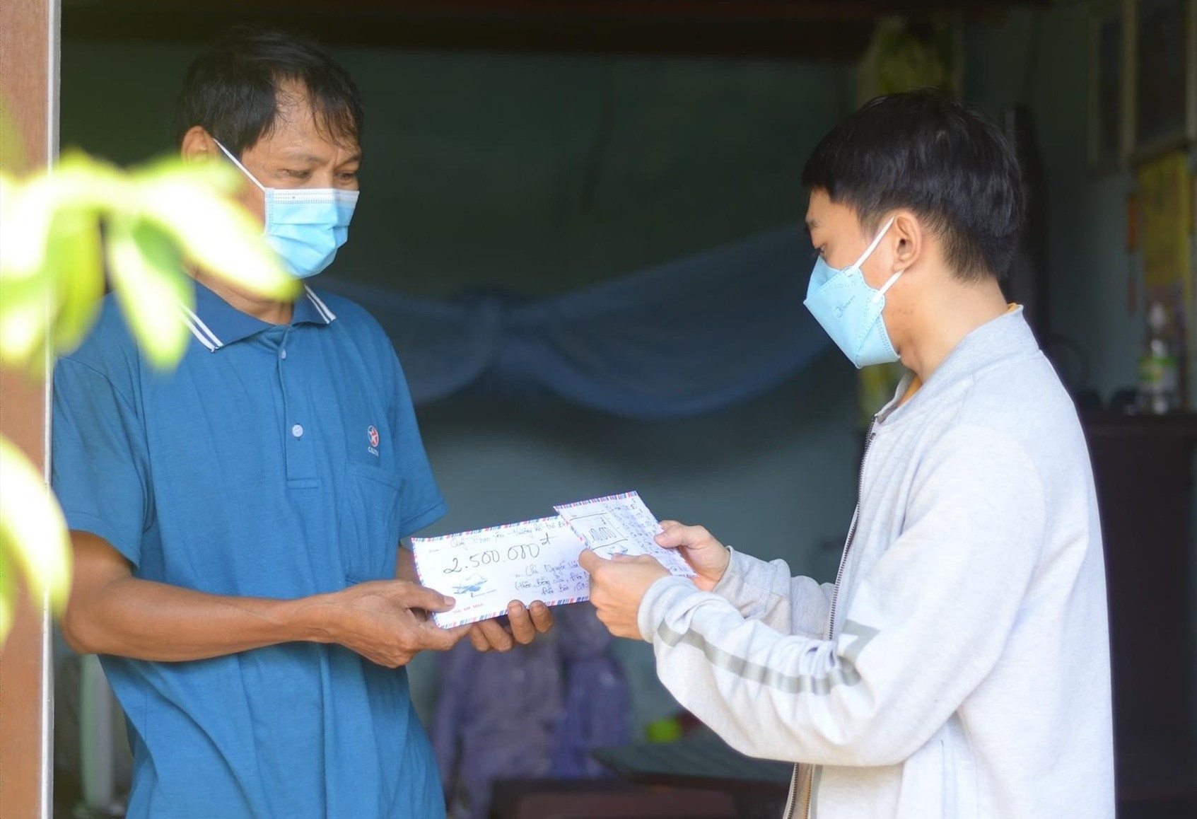 CLB Nhân ái trao số tiền gần 4 triệu đồng cho ông Nguyễn Văn Thành (trú tại Điện Minh, Điện Bàn). Ảnh: N.Trang
