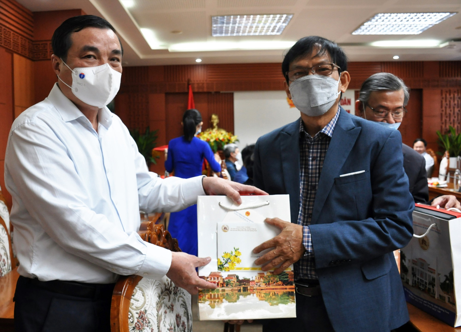 Bí thư Tỉnh ủy, Chủ tịch HĐND tỉnh Phan Việt Cường tặng quà các đồng chí nghỉ hưu năm 2021 và đầu năm 2022 tại cuộc gặp mặt chiều 27.1. Ảnh: N.Đ