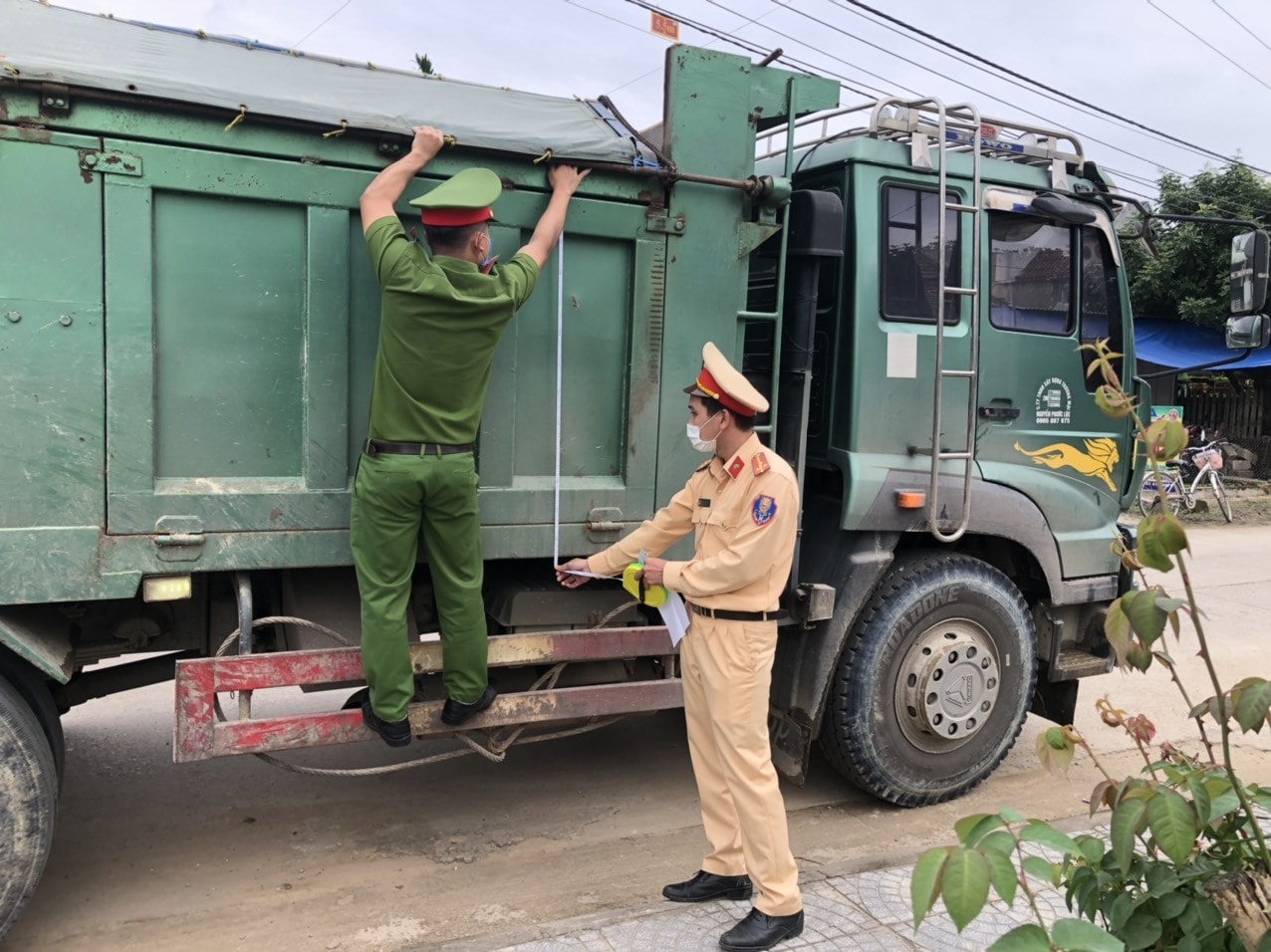 Công an huyện Quế Sơn tuần tra, kiểm soát giao thông. Ảnh: C.A.Q.S