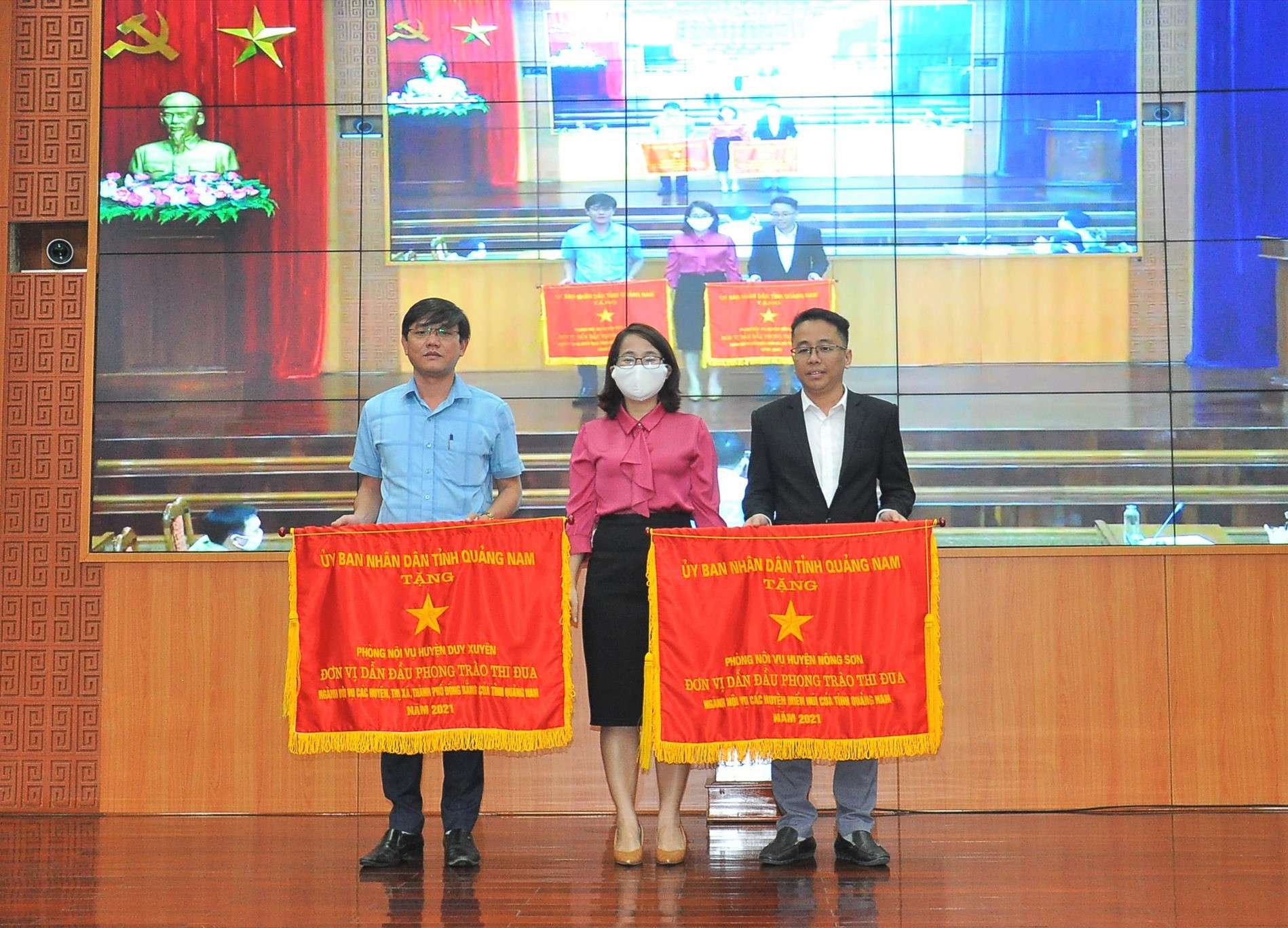 Phòng Nội vụ huyện Nông Sơn (bên phải) nhận Cờ thi đua năm 2021. Ảnh: VINH ANH