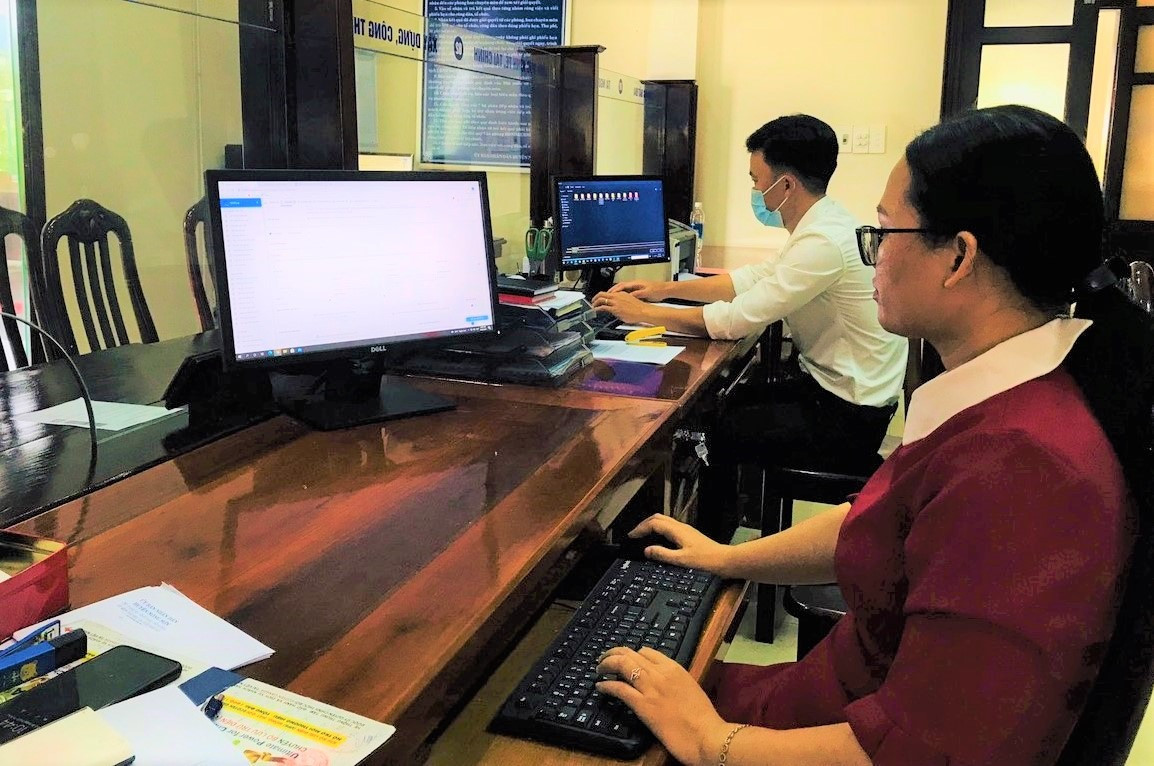 Cán bộ phụ trách Bộ phận một cửa huyện Nông Sơn đang xử lý văn bản và thủ tục hành chính trên máy tính. Ảnh: S.A