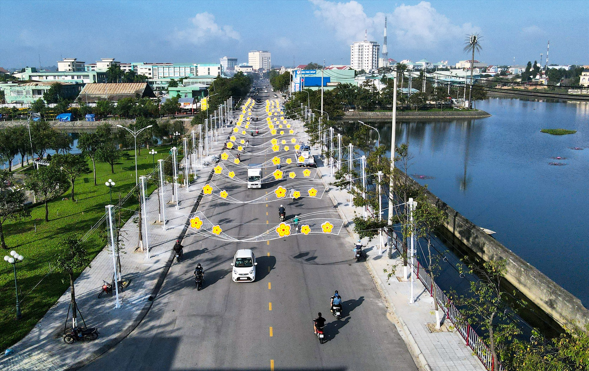 Hệ thống led chiếu sáng sắp được hoàn thiện tại khu vực bờ hồ Nguyễn Du.