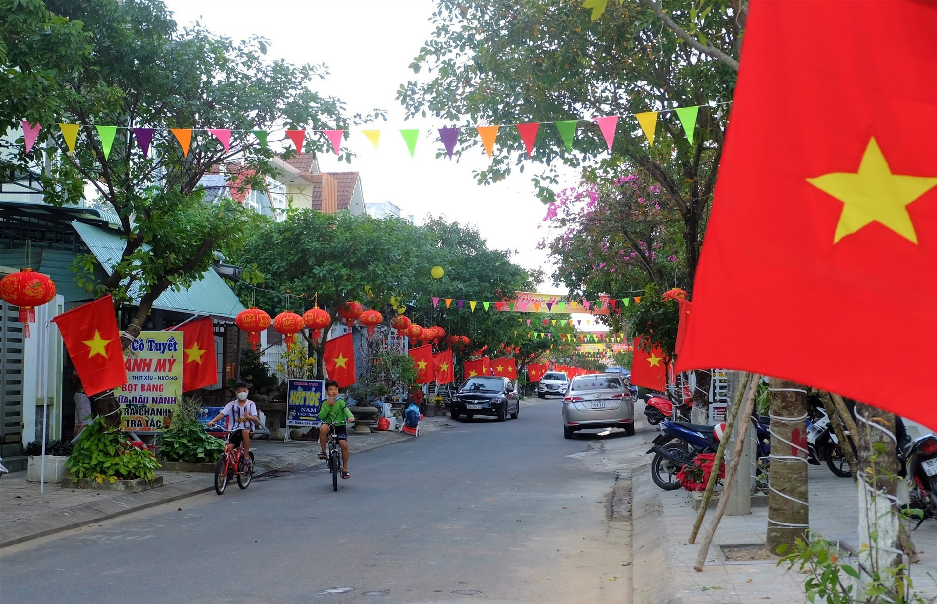 Tuyến phố Nguyễn Huy Chương (phường Tân Thạnh) được trang trí nhiều lồng đèn. Ảnh: M.L