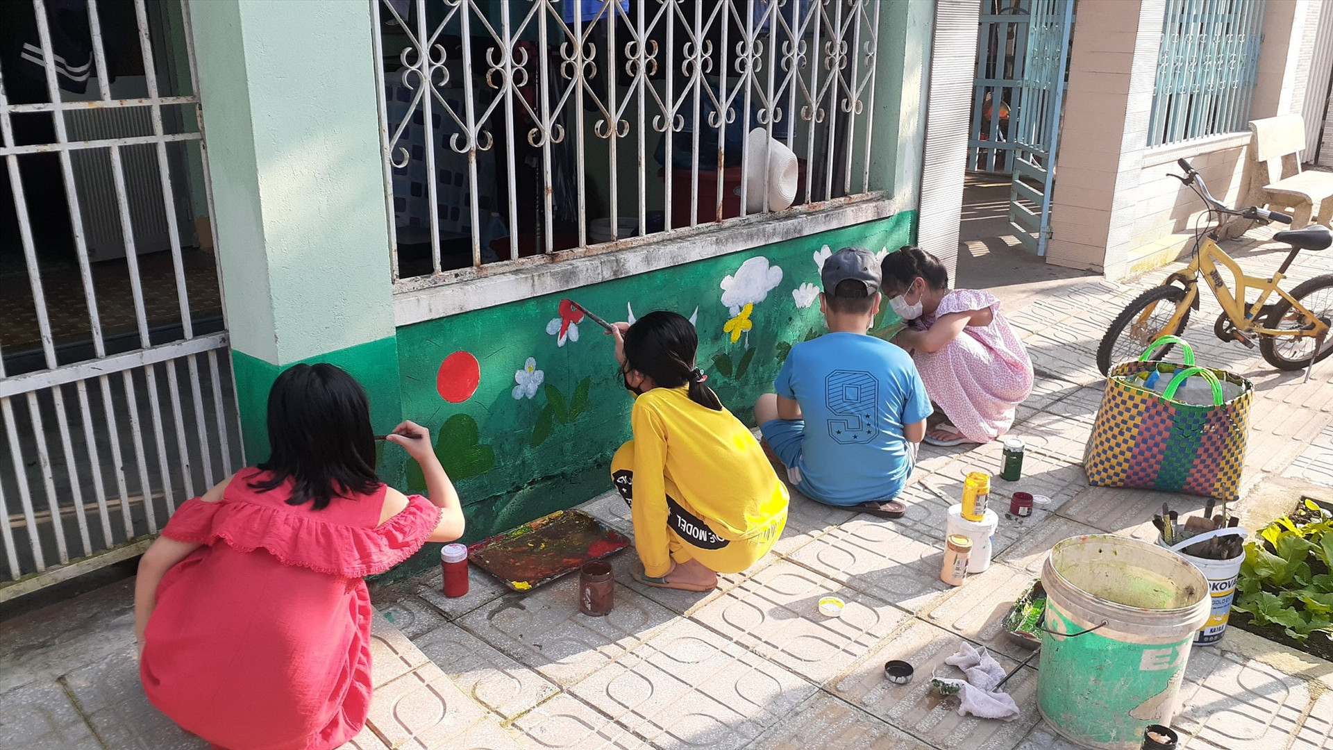 Trẻ em tham gia vẽ tranh.