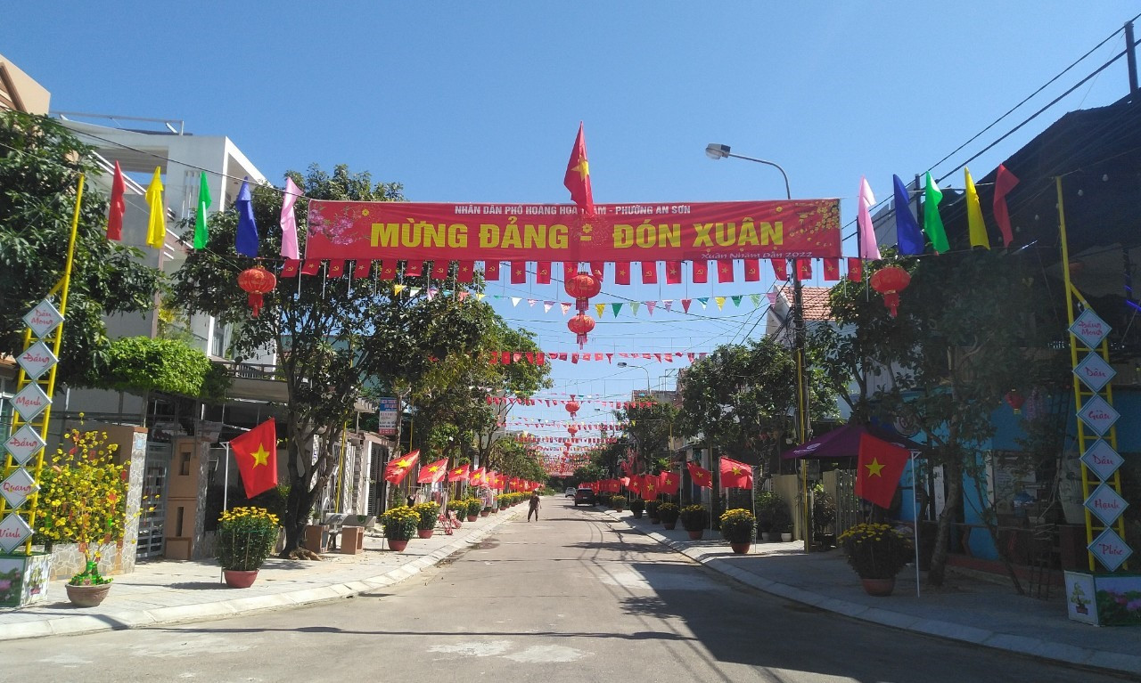 Tuyến phố Hoàng Hoa Thám (phường An Sơn) được người dân trang trí cờ hoa rực rỡ. Ảnh: M.L