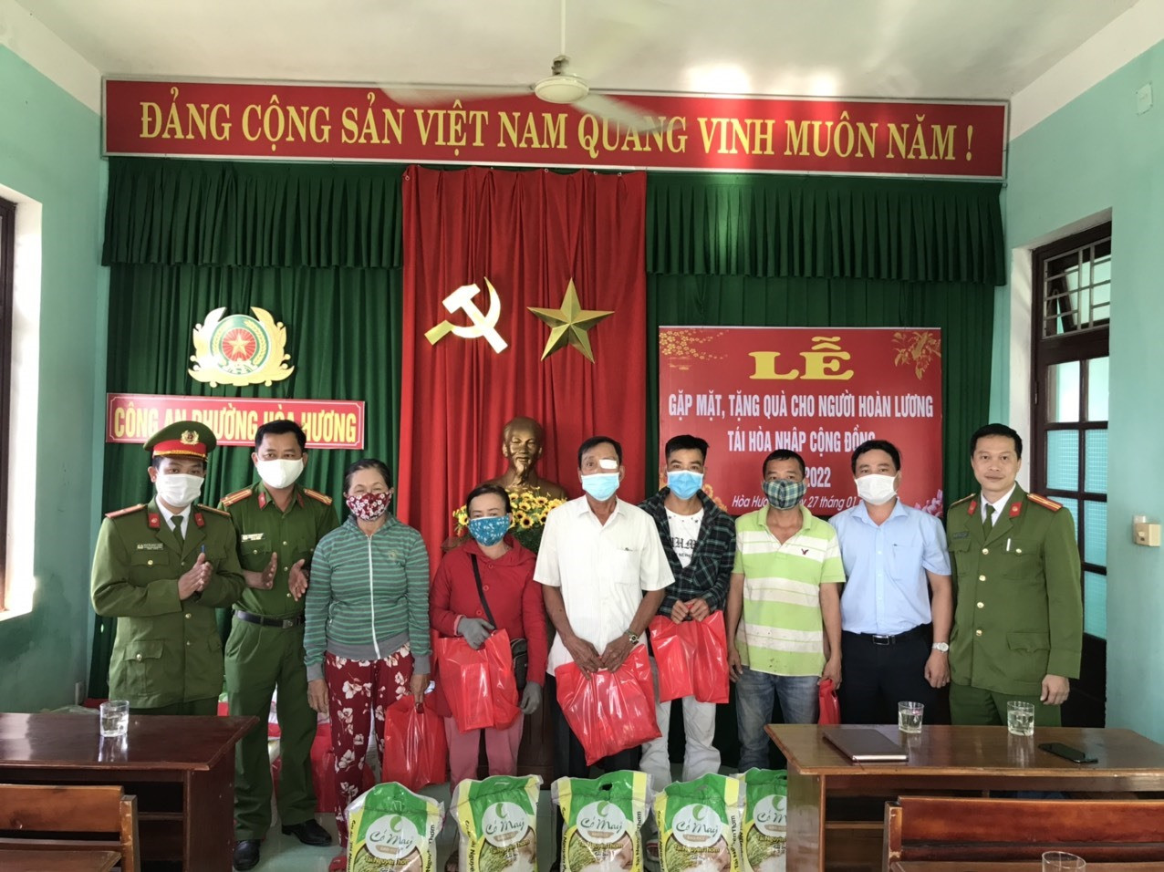 Nhiều phần quà tết được trao tặng cho người hoàn lương trên địa bàn phường Hòa Hương