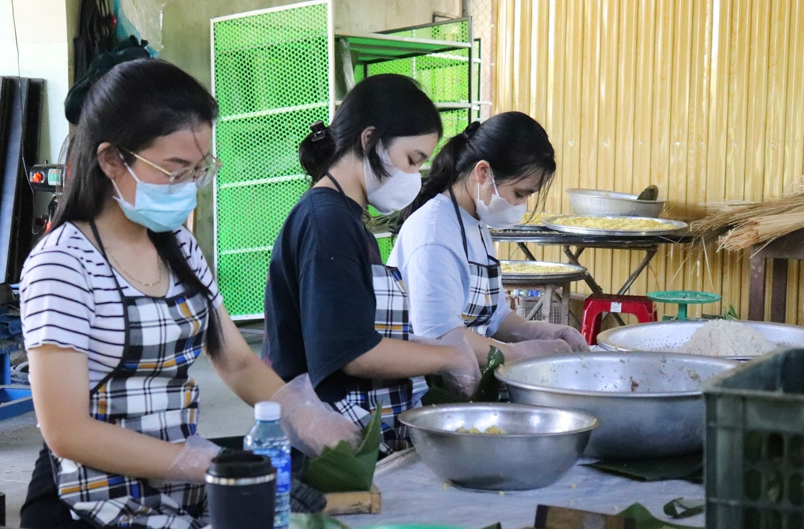 Cơ sở bánh chưng, bánh tét Hoàng Thu (thôn Khương Mỹ, xã Tam Xuân 1, Núi Thành) tất bật sản xuất phục vụ ngày tết cổ truyền.