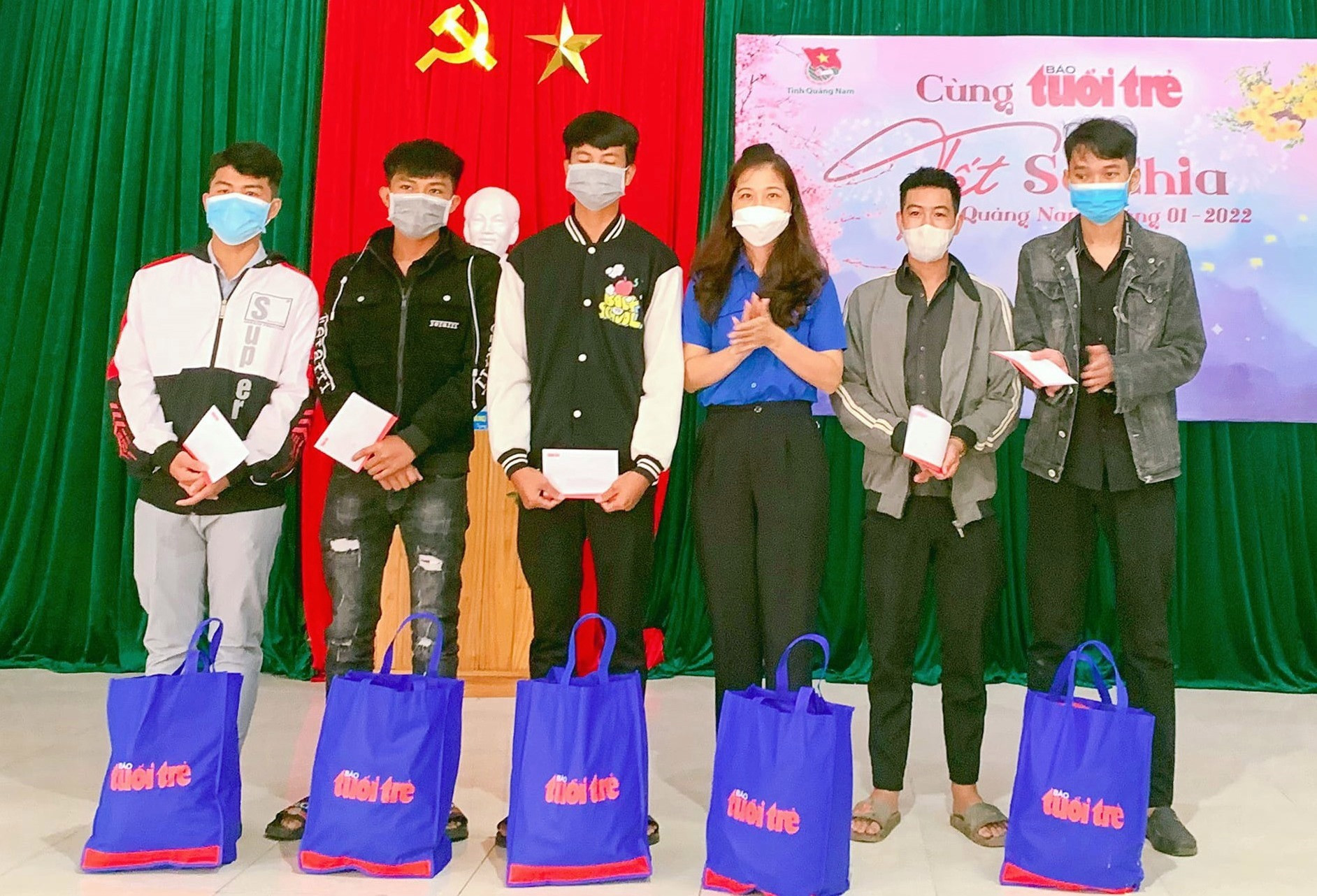 Bí thư Tỉnh đoàn Phạm Thị Thanh trao quà động viên thanh niên lên đường nhập ngũ.