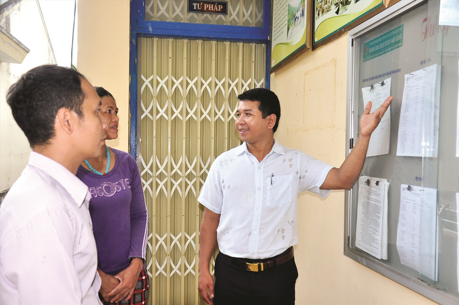 Bhơ Nướch Tí, cán bộ Văn phòng - Thống kê xã Tà Bhing (Nam Giang) hướng dẫn người dân về thủ tục hành chính vào thời điểm tháng 7.2020. Ảnh: VINH ANH