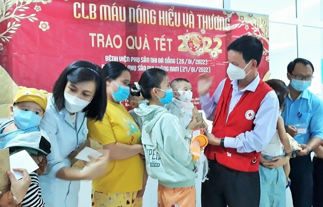 Câu lạc bộ Máu nóng Hiểu và thương Quảng Nam tặng quà tết đến bệnh nhân Bệnh viện Phụ sản - nhi Quảng Nam. Ảnh: C.N