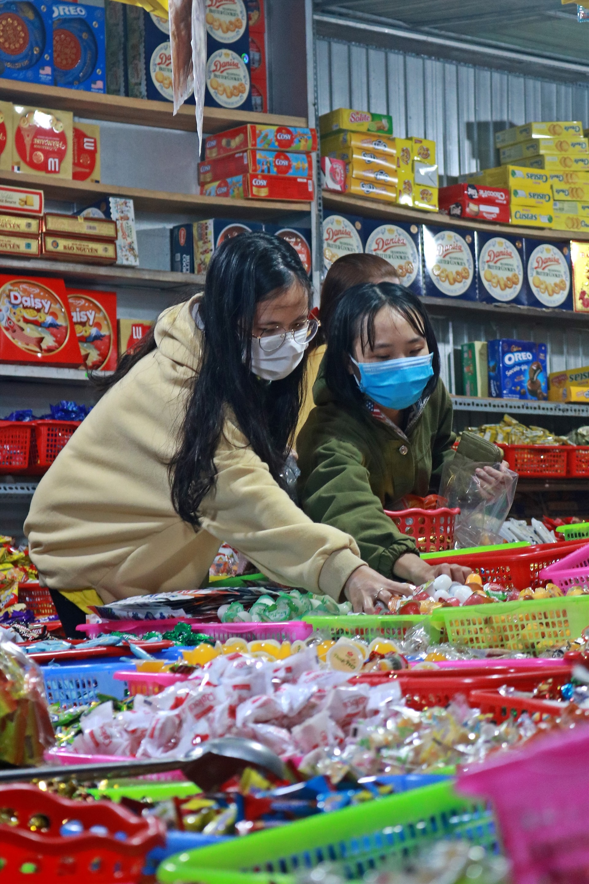 Các mặt hàng bánh kẹo, quần áo, hoa được người dân mua sắm nhiều nhất vào buổi tối. Ảnh: H.Đ