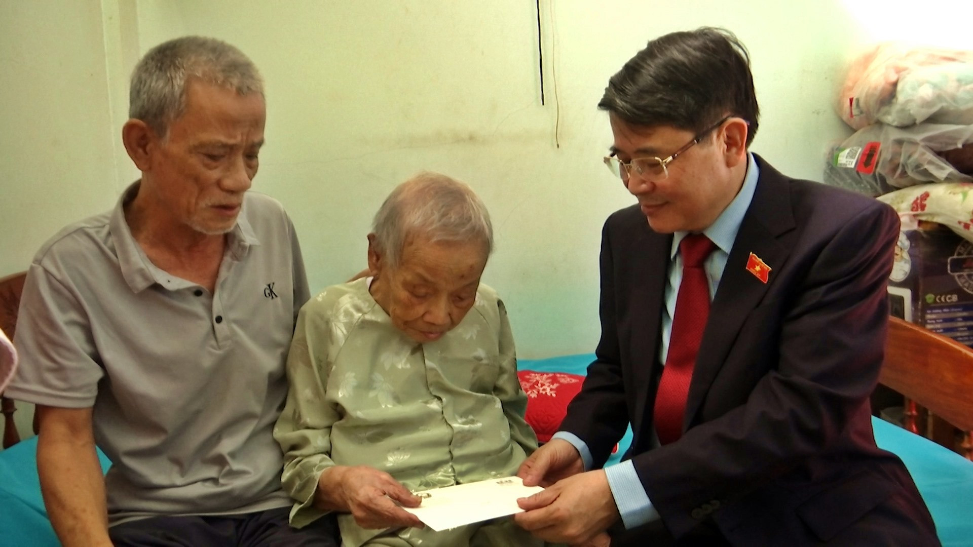 Đồng chí Nguyễn Đức Hải tặng quà tết cho các gia đình chính sách. Ảnh: Đ.V