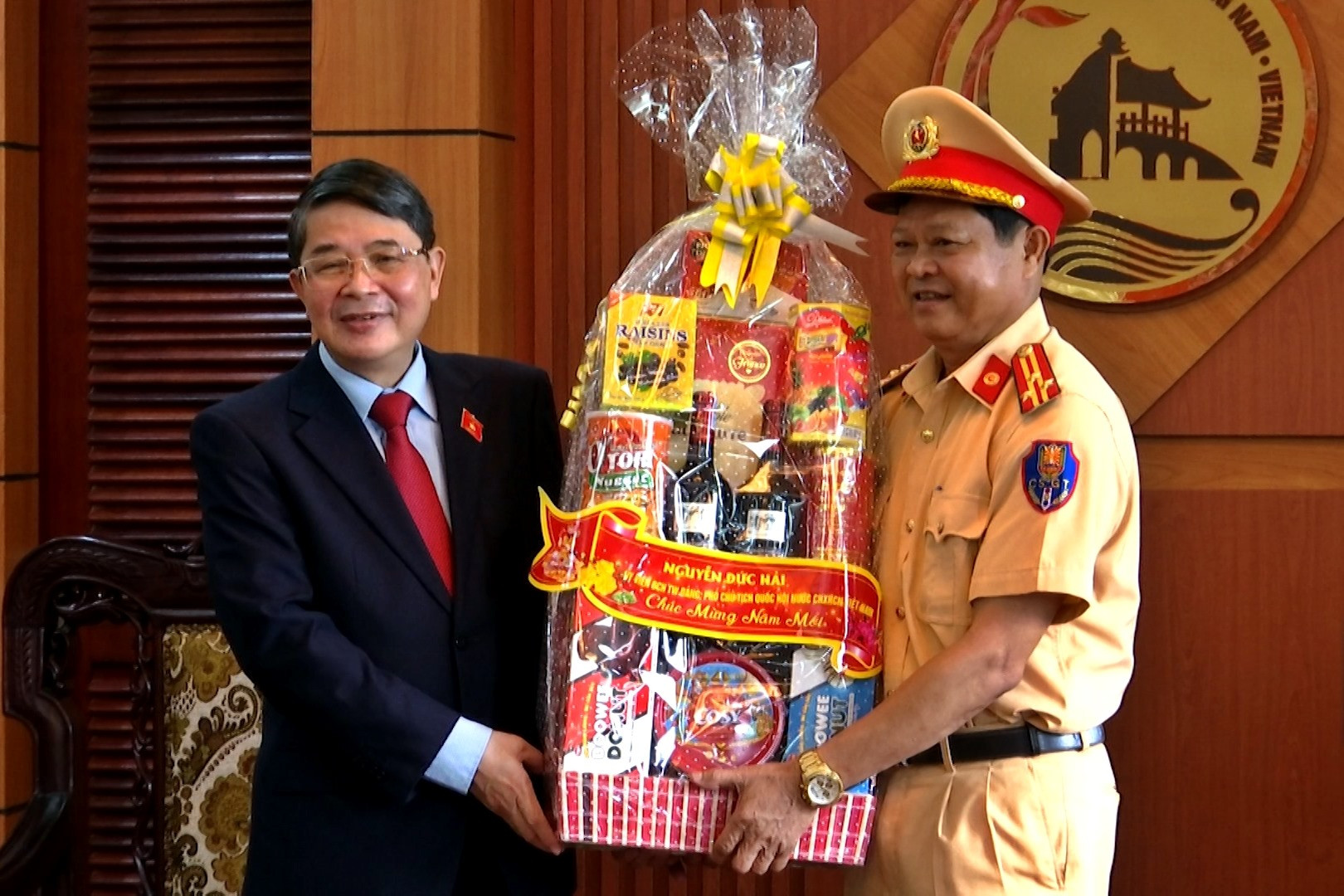 Đồng chí Nguyễn Đức Hải - Phó Chủ tịch Quốc hội chúc tết, động viên các lực lượng làm nhiệm vụ trong dịp Tết Nhâm Dần 2022. Ảnh: Đ.V