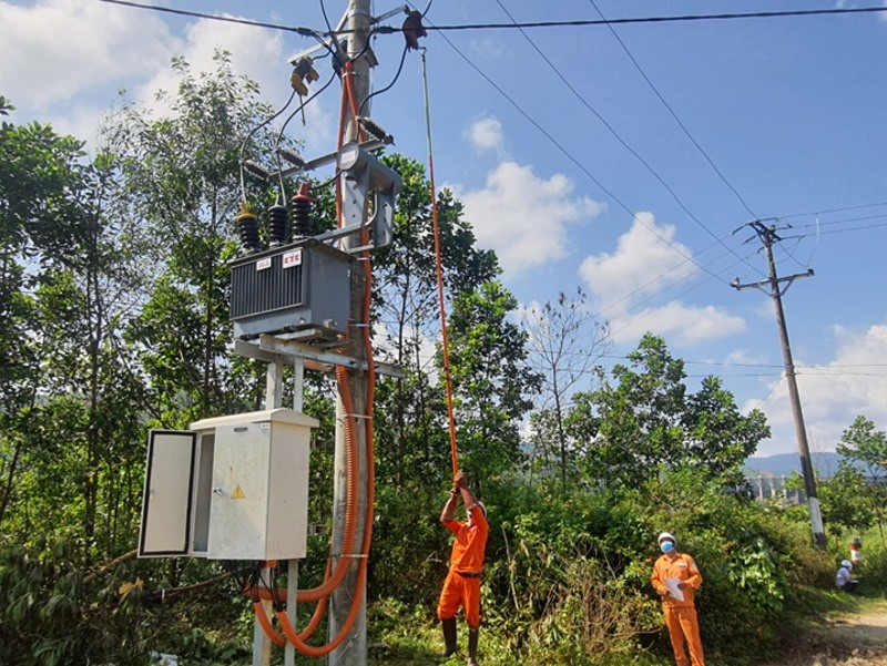 Công nhân các đơn vị đã tích cực công tác kiểm tra, sửa chữa những khiếm khuyết trên lưới điện.