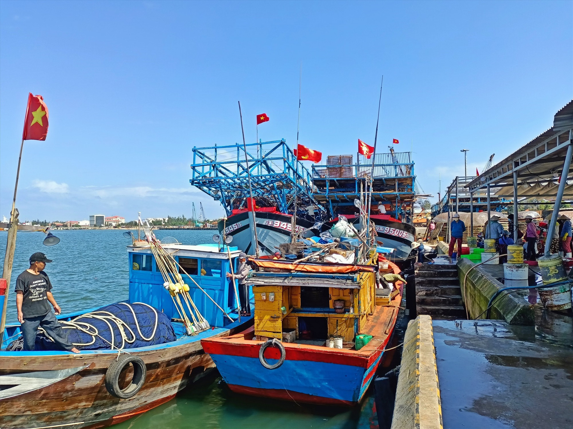 Tấp nập các tàu, ghe cập Cảng cá Tam Quang để bán hải sản. Ảnh: Q.Đ