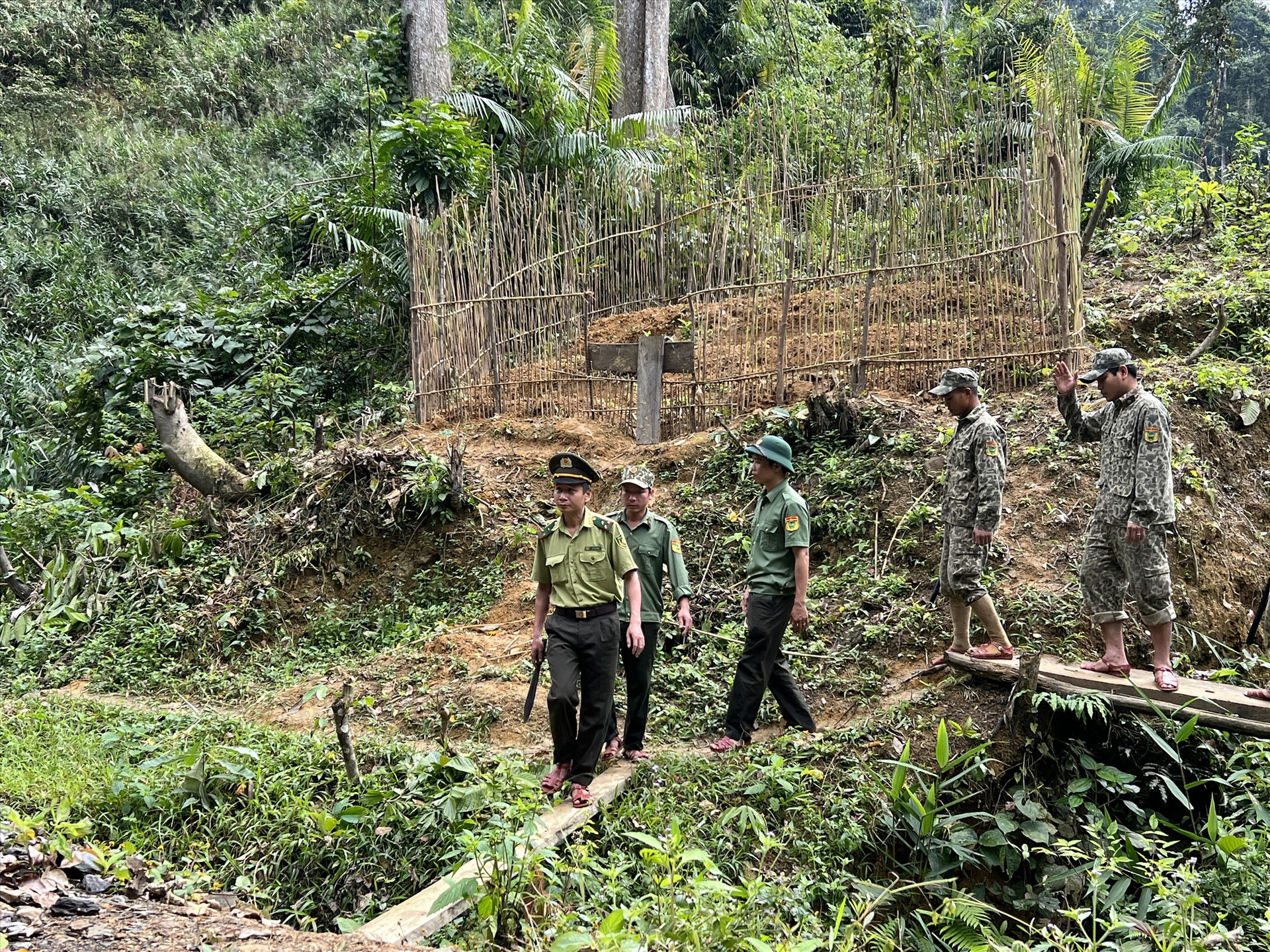 Lực lương bảo vệ rừng của Vườn quốc gia Sông Thanh đi tuần tra.