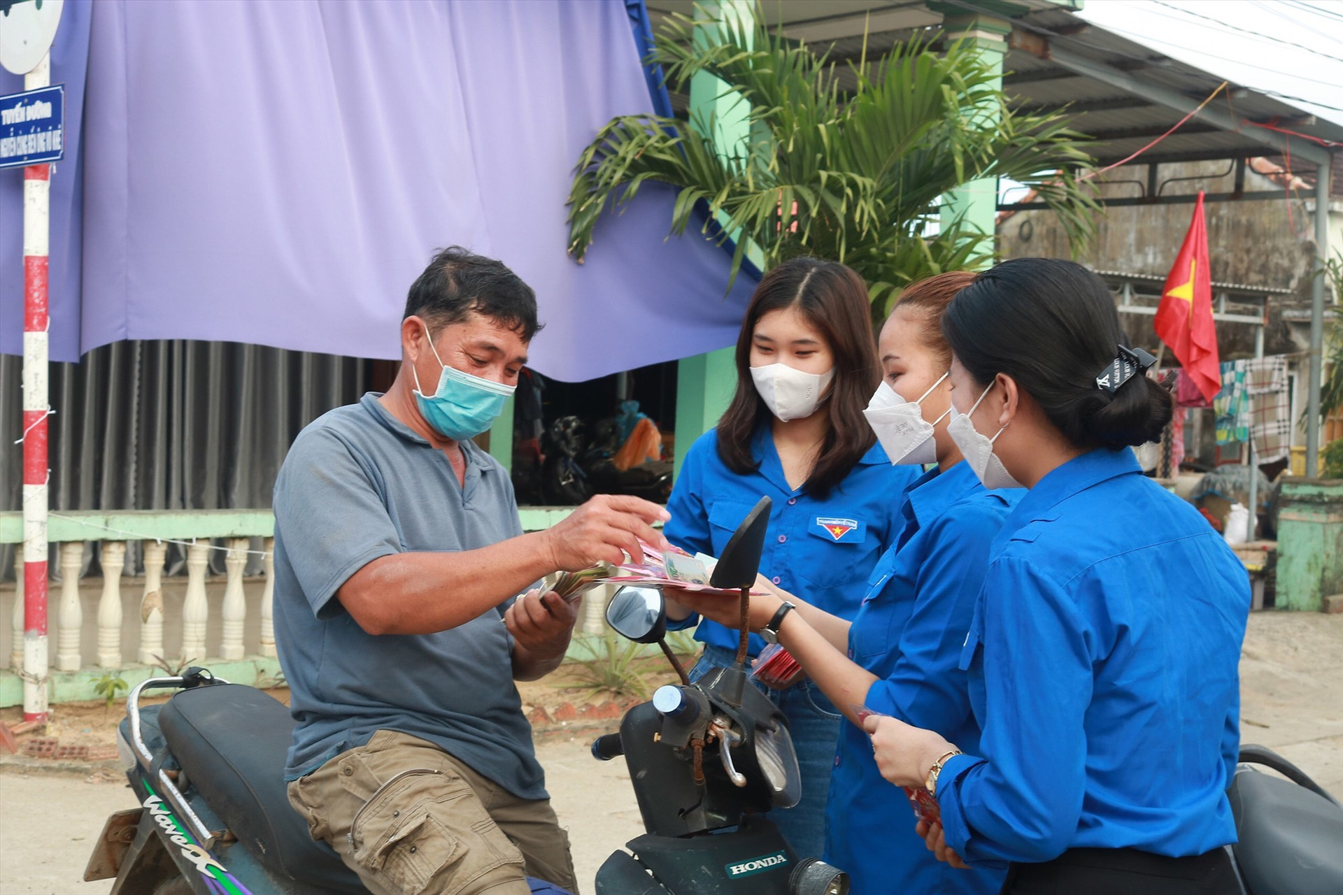 Thanh niên thôn Hà Lộc rất tích cực trong việc lan tỏa, mời gọi mọi người mua sản phẩm của mình.