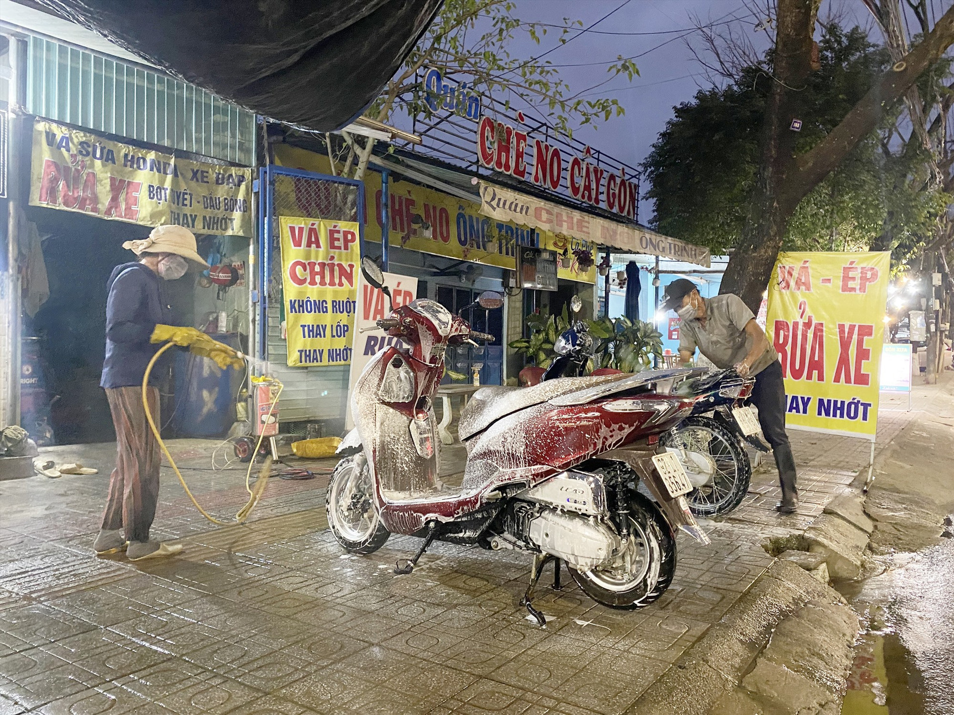 20 giờ nhưng một tiệm rửa xe đường Phan Bội Châu (Tam Kỳ)  vẫn phục vụ khách hàng. Ảnh: B.H