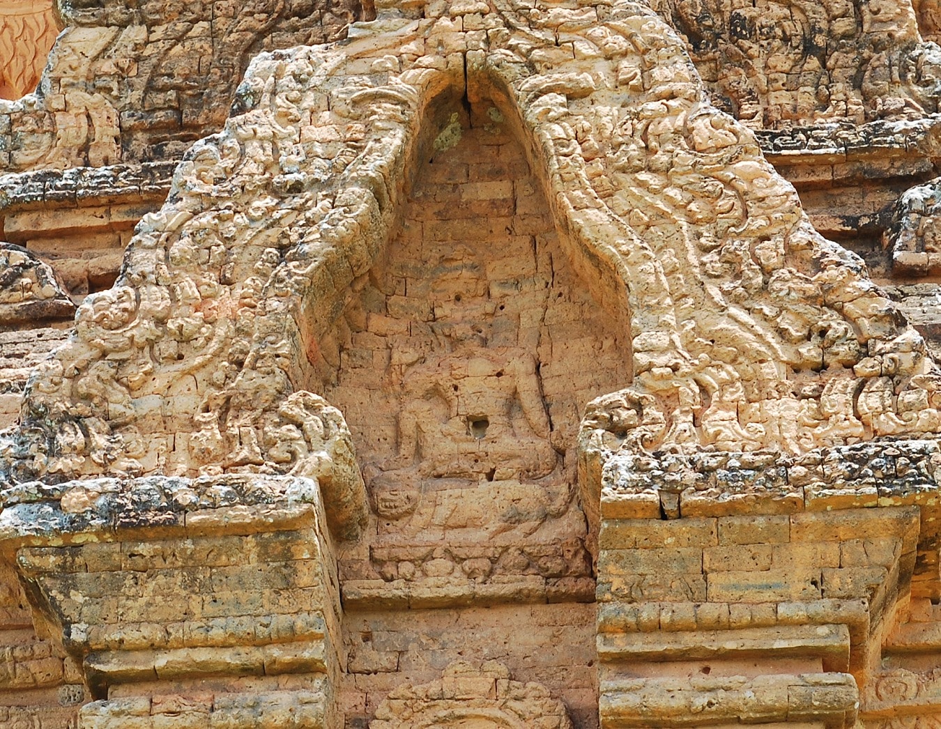 Hình nam thần ngồi tư thế vương tọa (lalitasana) trên lưng cọp của tháp bắc nhóm Hòa Lai, Ninh Thuận. Đây là hình cọp duy nhất trang trí trên đền tháp Chămpa. Ảnh: Nguyễn Tú Anh