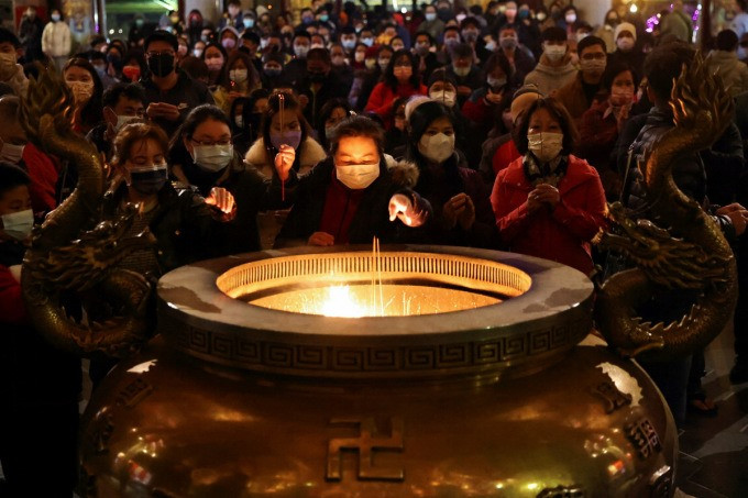 Người dân làm lễ tại chùa ở thành phố Tân Bắc trên đảo Đài Loan đêm 31/1. Ảnh: Reuters.