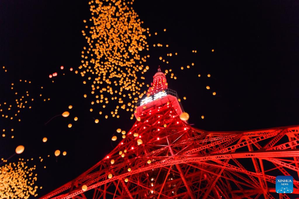 Tháp truyền hình ở thủ đô Tokyo ở Nhật Bản thắp dàn đèn màu đỏ để mừng năm mới Nhâm Dần, dù nước này đã chuyển sang ăn Tết theo lịch dương từ năm 1873 theo quyết định dưới triều đại Minh Trị.