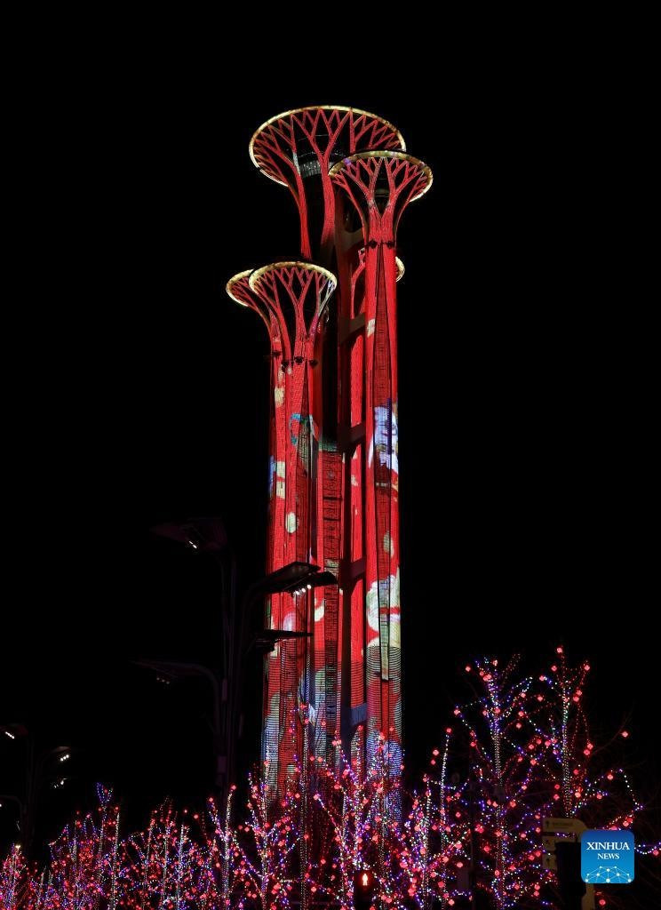 Tháp Olympic Bắc Kinh thắp sáng mừng năm mới Nhâm Dần 2022. Ảnh: Reuters.