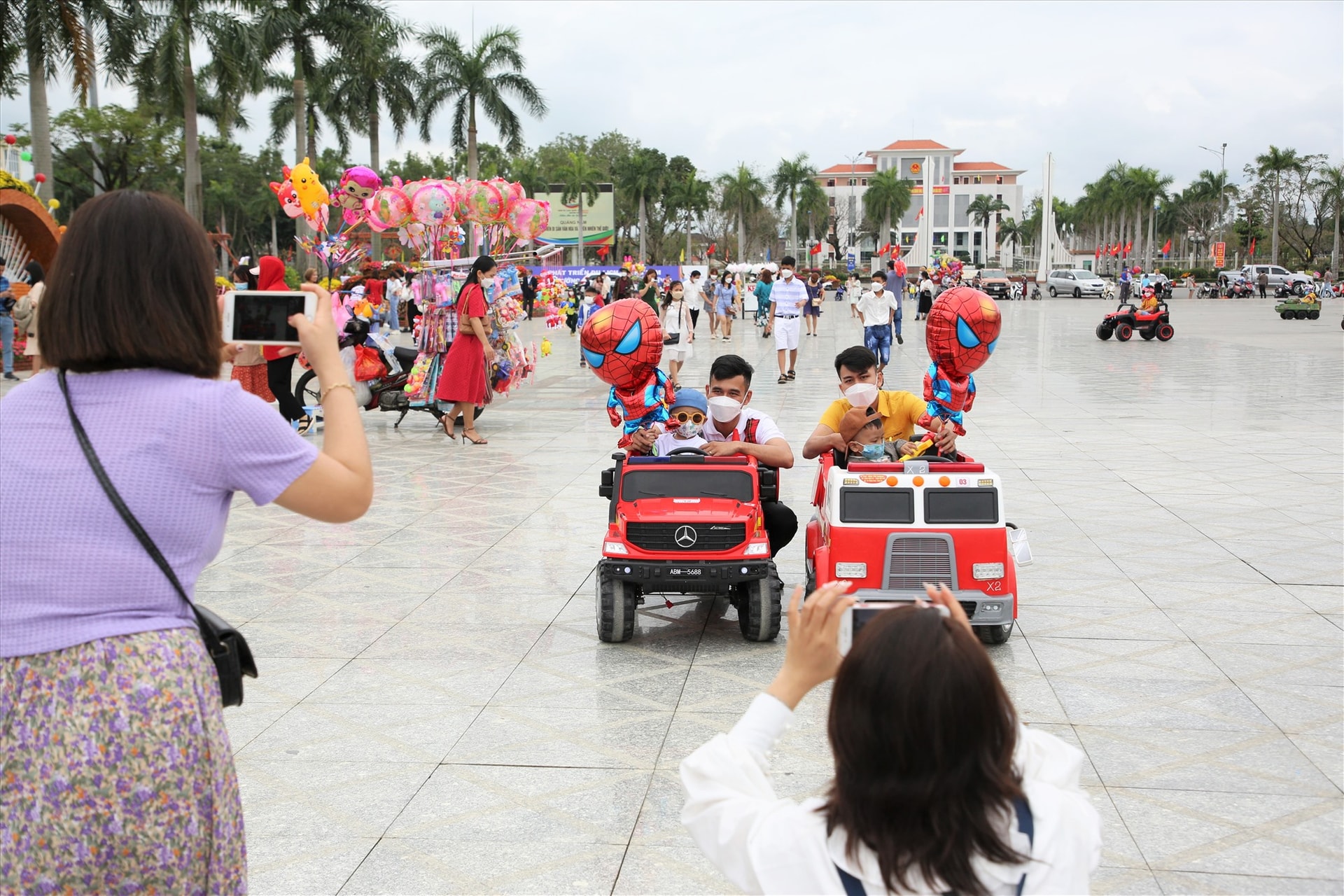 Những người mẹ làm “phó nháy“, khoảnh khắc đẹp được bắt gặp tại không gian vui xuân ở TP.Tam Kỳ. Ảnh: A.N